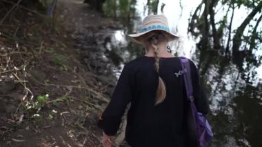 Olgun bir kadın Charco Verde Reserve, Ometepe Adası, Nikaragua 'da yürürken gülümser..