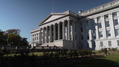 Geniş açı Washington 'daki Beyaz Saray' ın yanındaki ABD Hazine Bakanlığı 'na doğru ilerliyor..