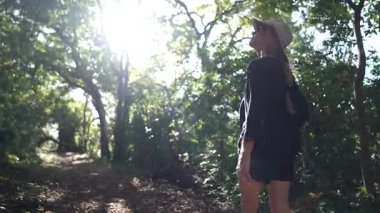 Gülümseyen bir kadın Nikaragua 'daki Ometepe Adası' ndaki Charco Verde ormanında geziniyor, Orta Amerika 'nın güzelliğinin tadını çıkarıyor..