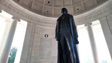 Thomas Jefferson 'ın bronz bir heykeli Jefferson Anıtı' nın iç kısmında duruyor. Washington DC 'de beyaz mermer duvarlarla çevrili ve üzerinde 