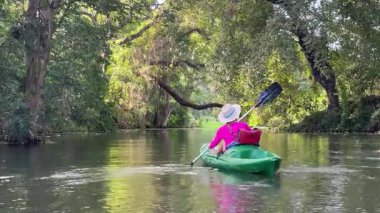 Olgun bir kadın Nikaragua 'daki Nikaragua Gölü' nün sakin sularında kanoya biner. Nikaragua 'da yemyeşil bir çevrede yaşar ve açık havada keyifli hisseder..