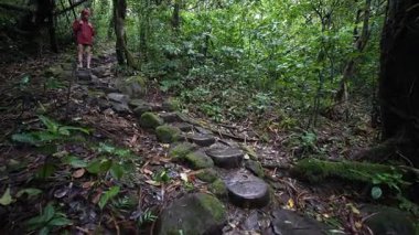 Olgun bir kadın, tropik yeşillik ve Nikaragua 'nın doğal güzelliğiyle çevrili Mombacho Volkanı' nın canlı orman patikalarını keşfeder..