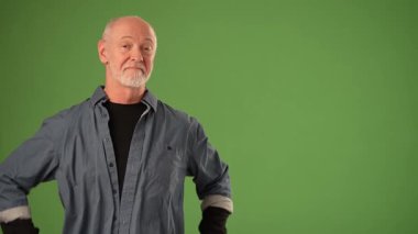 Düşünceli bir ifadeye sahip olgun bir adam yeşil ekrana karşı duruyor. Ürün duyurusu ya da promosyon aktivitesi için hazır..