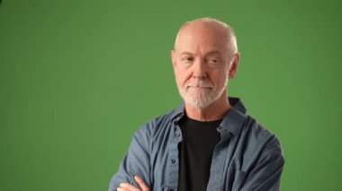 Sakallı son sınıf öğrencisi, canlı yeşil bir perdeye dayanan mutlu bir sırrı dinlerken sevinçten havalara uçar. Kıyafeti gündelik ama anlamlı..