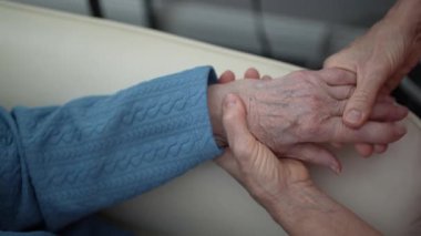 İki el birbirine hassas bir anda bağlanır. Çünkü sağlık hizmeti veren kişi, iç mekanda rahat bir ortamda hareket, bakım ve destek konusunda yardımcı olur..