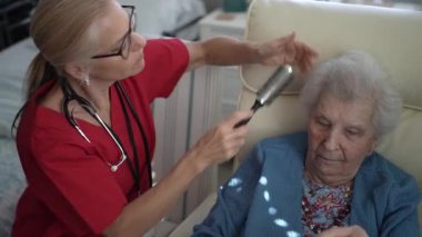 Bakıcı, ev sağlığı ortamında yaşlı bir kadınla iletişim kurar, bağlanmayı teşvik eder ve nesneleri paylaşır..