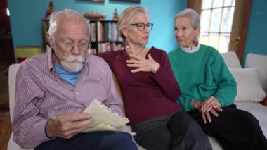 Yaşlı bir çift, kitap ve aile sıcaklığıyla çevrili bir mektuba bakarken parlak bir oturma odasında kızlarıyla birlikte anılarını ve anlarını paylaşıyorlar..