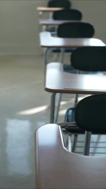 Dikey video masaları boş karanlık lise, orta ya da ilkokul sınıflarında pencerelerden ışık geliyor..