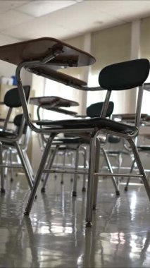 Dikey video masaları boş karanlık lise, orta ya da ilkokul sınıflarında pencerelerden ışık geliyor..