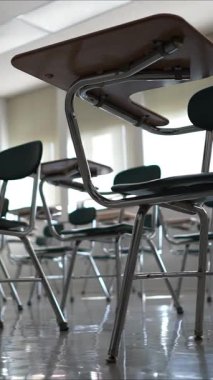 Dikey video masaları boş karanlık lise, orta ya da ilkokul sınıflarında pencerelerden ışık geliyor..