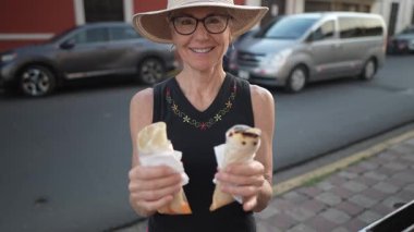 Bir turist, Granada, Nikaragua 'daki yerel bir satıcının lezzetli quesillo' sunun tadını çıkarıyor. Kalabalık sokak pazarı Orta Amerika 'nın zengin mutfak kültürünü gözler önüne seriyor..