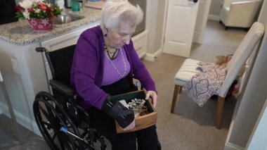 Tekerlekli sandalyedeki yaşlı bir kadın oturma odasındaki mücevher kutusunu inceliyor, kişisel hazinelere olan aşkını gösteriyor ve geçmiş anılarını anlatıyor..