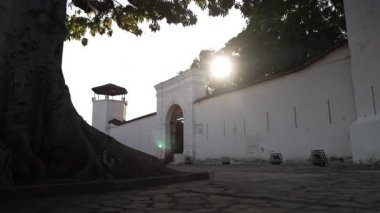 Granada, Nikaragua 'daki Fortaleza La Polvora' da tarihi kutlayın. Ziyaretçiler, Orta Amerika 'nın zengin kültür ve mirasını sergileyen açık hava müzesinin keyfini çıkarıyorlar..