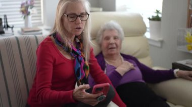 Yetişkin bir kız olarak iki nesil birbirine bağlanıyor. Yaşlı anne resimlerini telefonda gösteriyor. Yürekten bir anın tadını çıkarıyorlar, eski anıları yad ediyorlar..