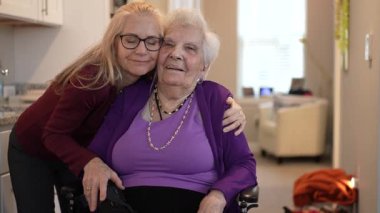 Iki kadin, yakin iliskilerini vurgulayan kahkahalarla ve sevgiyle, aydinlatici bir anı paylasiyor..