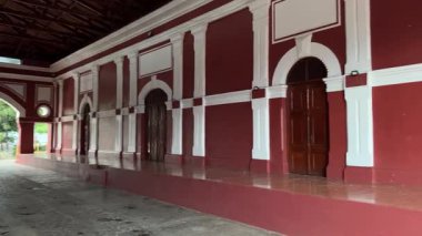 Ziyaretçiler, Nikaragua 'nın Granada kentindeki eski bir tren müzesinin geniş iç kısımlarının keyfini çıkarırken Orta Amerika' nın huzurlu bir ortamda zengin bir ulaşım tarihi sergiliyorlar..