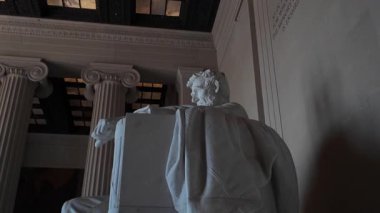 Washington DC 'deki Lincoln Anıtı' nın yakın görüntüsü. Mermer heykel Abraham Lincoln 'ü bir sandalyede otururken ve elleri kolçakların üzerinde dinlenirken tasvir ediyor..