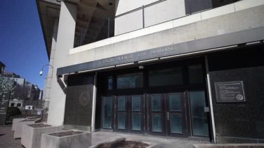 Washington, DC, ABD - 03 21 2025: Washington DC 'deki J. Edgar Hoover FBI binasının önü.