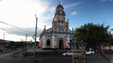 Gün batımında Granada Nikaragua 'daki Xalteva Kilisesi' nin çarpıcı mimarisinin güzel bir dönüşü canlı renklerini ve karmaşık ayrıntılarını gözler önüne seriyor..