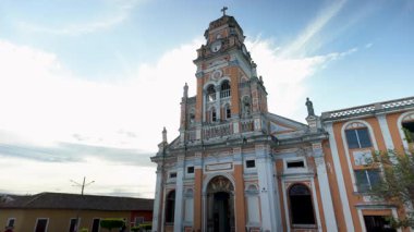 Xalteva Şahidi 'nin Dönüşü. Güneş batarken Xalteva Kilisesi' nin çarpıcı mimarisi. Canlı renkler ve bu büyüleyici manzarada tarihi detaylar sergiliyor. Yüksek kalite 4k görüntü