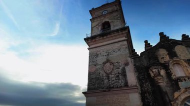 Nikaragua 'daki Iglesia La Merced kilisesinin mimarisi. Sahne, açık mavi gökyüzünün altında karmaşık ayrıntılar sergiliyor..