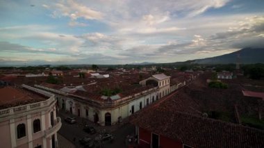 Manzara Granada 'nın büyüleyici çatılarını yakalıyor. Canlı bir günbatımı şehre sıcak bir ışık saçıyor. Mombacho yanardağı ise görkemli bir şekilde yakınımızda..