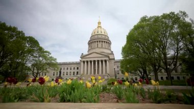 Charleston 'daki Batı Virginia Eyalet Meclisi' nde çarpıcı bir taş cephe ve baharda açan renkli laleler tarafından çerçevelenmiş seçkin bir altın kubbe yer alıyor..