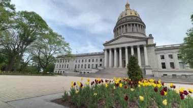 Batı Virginia Eyalet Meclisi Charleston 'da görkemli bir şekilde duruyor. Etrafı renkli lalelerle çevrili. Bu tarihi mekan, devletin ziyaret edilmesi gereken turistik bir mekanı..