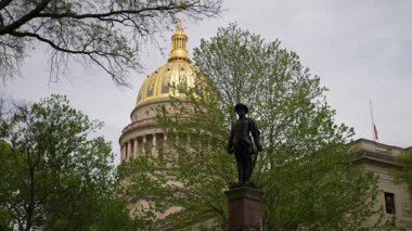 Charleston 'da, Batı Virginia Eyalet Meclisi' nde ağaçlarla çerçevelenmiş altın bir kubbe ve mimari güzelliğini gözler önüne seren önemli bir heykel bulunur..