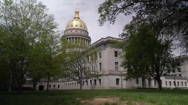 Ziyaretçiler, Charleston 'daki bereketli yeşilliklerle çevrili ikonik altın kubbesiyle görkemli Batı Virginia Eyalet Meclisi' ne hayran kalabilirler. Yerel tarihin bir simgesi..