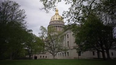 Batı Virginia Eyaleti Kongre Binası Charleston 'da görkemli bir şekilde duruyor, altın bir kubbe ve yemyeşil ile çevrili. Ziyaretçiler ve tarih meraklıları için popüler bir site.