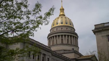 Batı Virginia Eyalet Meclisi 'nin çarpıcı altın kubbesi Charleston' da gökyüzüne gururla karşı duruyor etkileyici mimarisini ve tarihsel önemini gözler önüne seriyor..