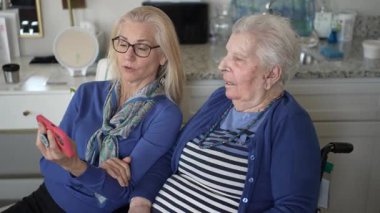 90 'lı yaşlarda bir kadın, anılarını ve sevgisini paylaşan, yakın ilişkilerini ve günlük yaşamdaki desteğini vurgulayan kızıyla görüntülü sohbet etmekten zevk alır..