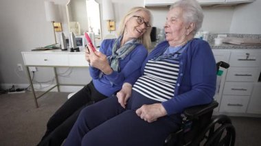 Sevgi dolu bir kız, yaşlı annesiyle kapalı bir ortamda sohbet eder. Değerli aile anılarını ve birliktelik anlarını yakalar..