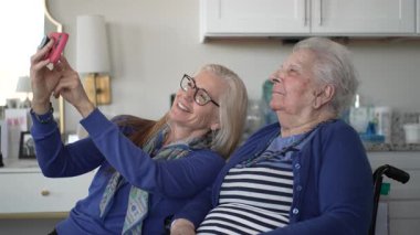 Kapalı bir ortamda, bir kız, yaşlı annesiyle mutlu anlar paylaşır. Akıllı telefon aracılığıyla birbirlerine bağlanırlar. Anıları sevgiyle anarlar..