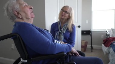 Kapalı bir ortamda, 90 'lı yaşlarda yaşlı bir kadın, kızı tarafından sevgiyle bakılıyor. Desteklerini paylaşırken anlamlı anlardan hoşlanıyorlar..