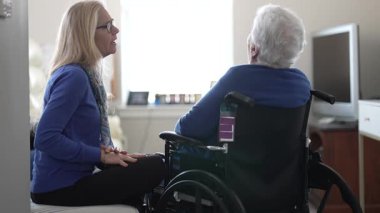 Kapalı bir mekanda, bir kız yaşlı annesini tekerlekli sandalyede ziyaret eder, evde geçirdikleri süre boyunca ona bakıcılık, destek ve sevgi gösterir..