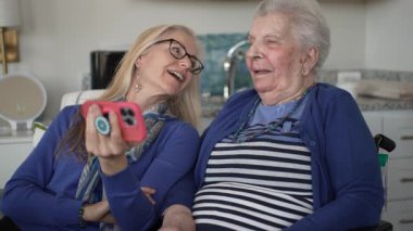 Aile bireyleri, kızları olarak birbirlerine bağlanırlar. Akıllı bir telefonla yaşlı anne anılarını gösterirler. Ev içi samimi ziyaretleri sırasında günlük yaşamlarını sevgi ve destekle güçlendirirler..