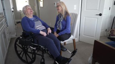 Bir kız, tekerlekli sandalyedeki yaşlı annesini ziyaret eder, yakın ilişkilerini vurgulamak için, sıcak bir ortamda arkadaşlık ve bakım sağlar..