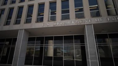 Washington, DC, ABD - 03 21 2025: ABD Eğitim Bakanlığı Washington DC 'de büyük cam pencereli ve parlak dış görünüşlü modern mimariyi gözler önüne seriyor.