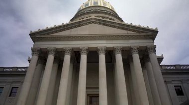 Charleston 'daki Batı Virginia eyalet başkenti büyük sütunlara ve çarpıcı bir kubbeye sahip, tarihi ve mimari önemi olan ziyaretçileri kendine çekiyor..