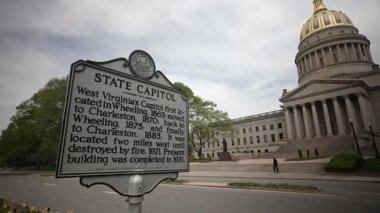 Ziyaretçiler, tarihi mimarinin devletlerin yasama kalbiyle buluştuğu Charleston 'daki Batı Virginia Eyalet Meclisi' ni keşfediyorlar. Zarif bina önemli bir cazibe merkezi..