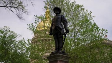 Stonewall Jackson 'ın bir heykeli gururla Batı Virginia Eyalet Meclisi' nin arka planında duruyor. Bu tarihi eser, yemyeşil ve zarif bir mimariye sahiptir..