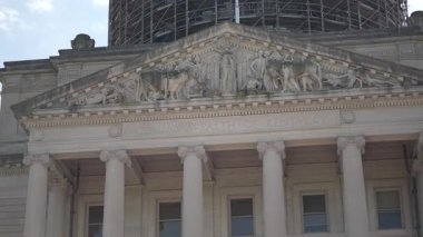 Frankfort 'taki Kentucky State Capitol tarihi mimarisini ve hukuki önemini vurgulayan yapı iskelesi yenileme çalışmalarından geçiyor..