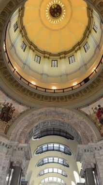 Kentucky State Capitol 'deki kubbenin karmaşık tasarımının dikey videosu Frankfort' ta eşsiz bir perspektiften güzel mimari ve sanatsal özellikler sergiliyor..