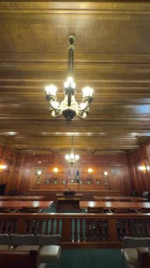 Kentucky Yüksek Mahkemesi 'nin iç kısmının dikey videosunda zarif ahşap bir dekor ve Frankfort' taki hükümet ve adaletin önemini yansıtan saygın bir atmosfer yer alıyor..