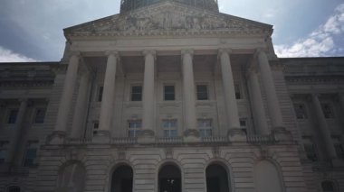 Frankfort 'taki Kentucky State Capitol Binası yenileniyor. İkonik kubbesinde iskele görünüyor..