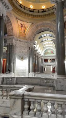 Frankfort 'taki Kentucky State Capitol binalarının çarpıcı mimarisinin ve karmaşık detaylarının dikey videosu..