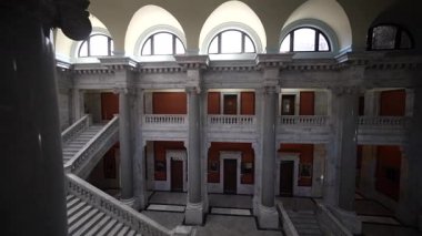 Ziyaretçiler, Frankfort 'taki Kentucky State Capitol binalarının çarpıcı mimarisi ve karmaşık ayrıntılarına hayran kaldılar..