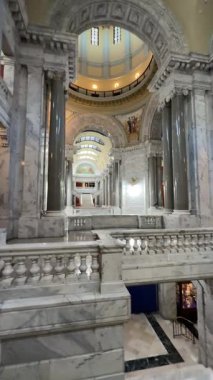 Dikey mermer sütunlar ve çarpıcı bir merdiven görüntüsü Frankfort 'taki Kentucky State Capitol binasının içini tanımlıyor ve mimari güzelliğini ve tarihini gösteriyor..